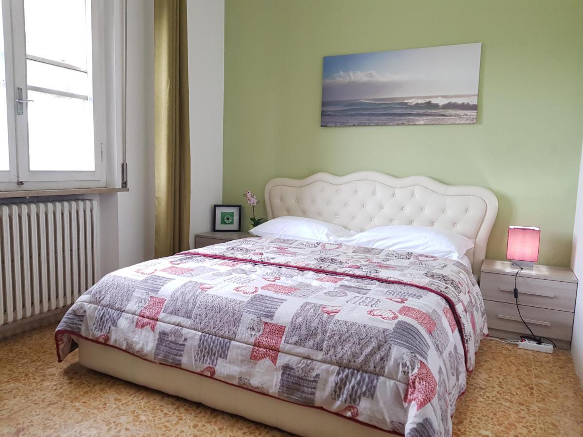 Habitación con cama grande y baño privado