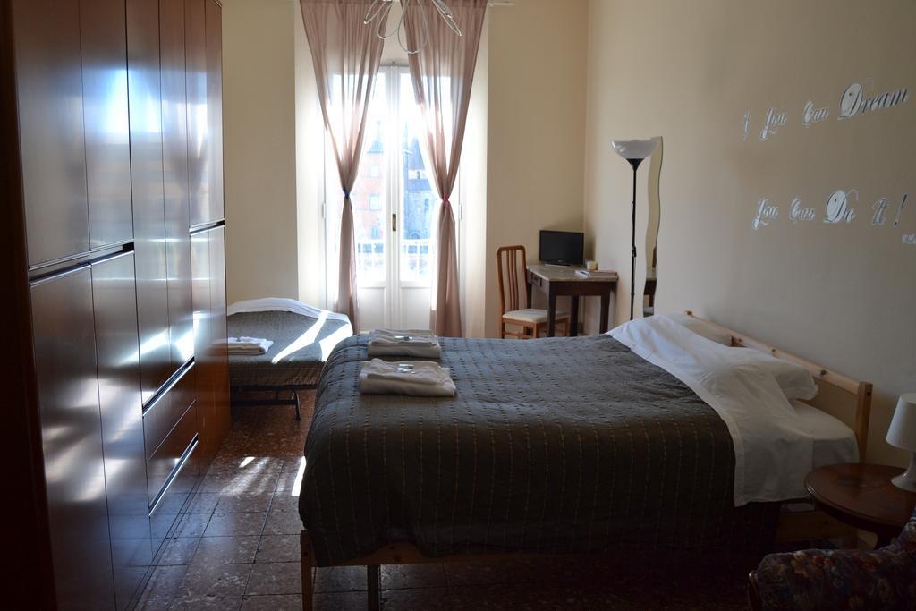 Habitación Doble con balcón, baño compartido y vistas al río